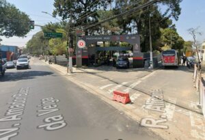 Casal invade base da PM e pede socorro; o que se sabe até agora. Imagem: Google Maps
