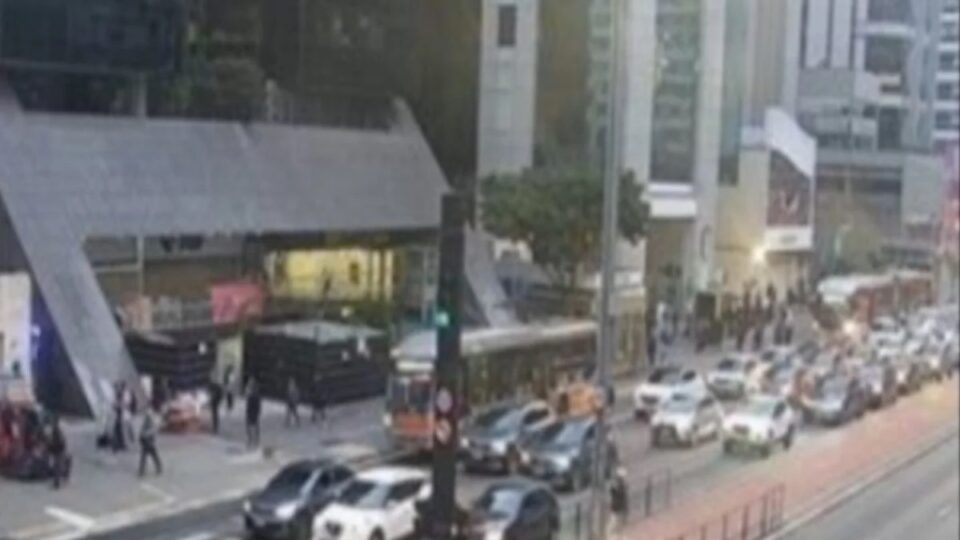 Tarcisio cobra 'bom senso' por fim da greve da CPTM. Imagem: Reprodução CET
