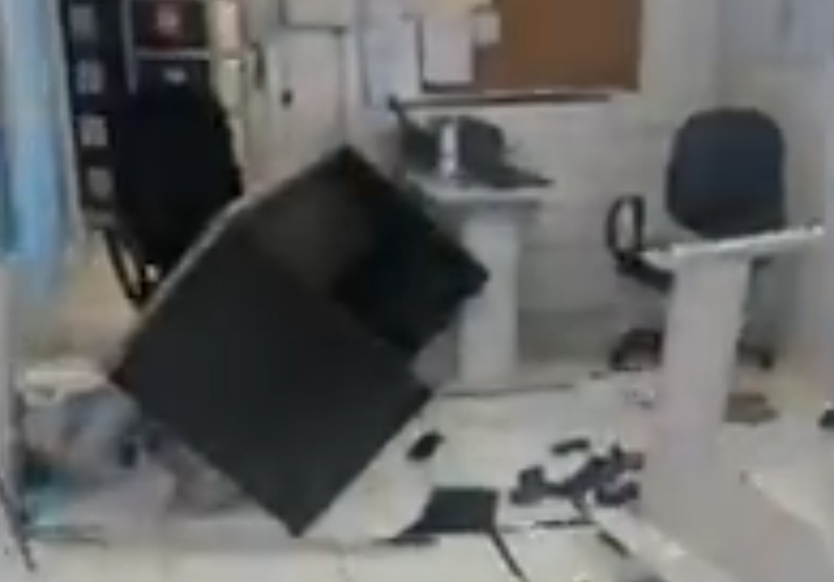 Pai tem acesso de fúria e destrói creche; veja o motivo. Imagem: Reprodução