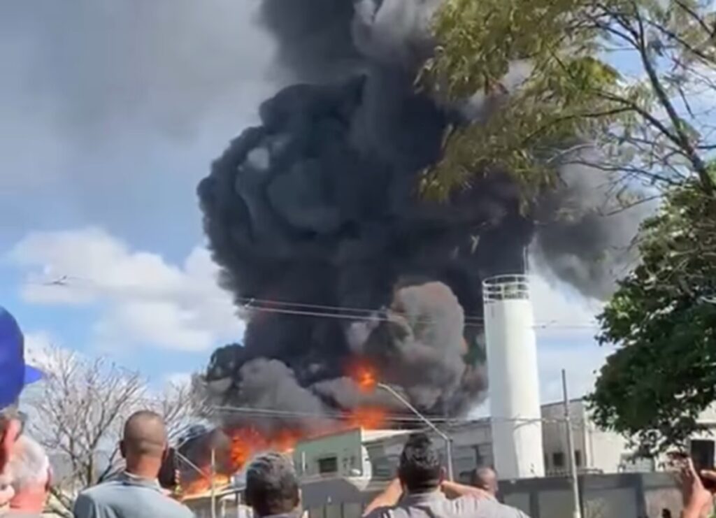 Guarulhos: incêndio atinge comércio e assusta moradores. Imagem: Reprodução