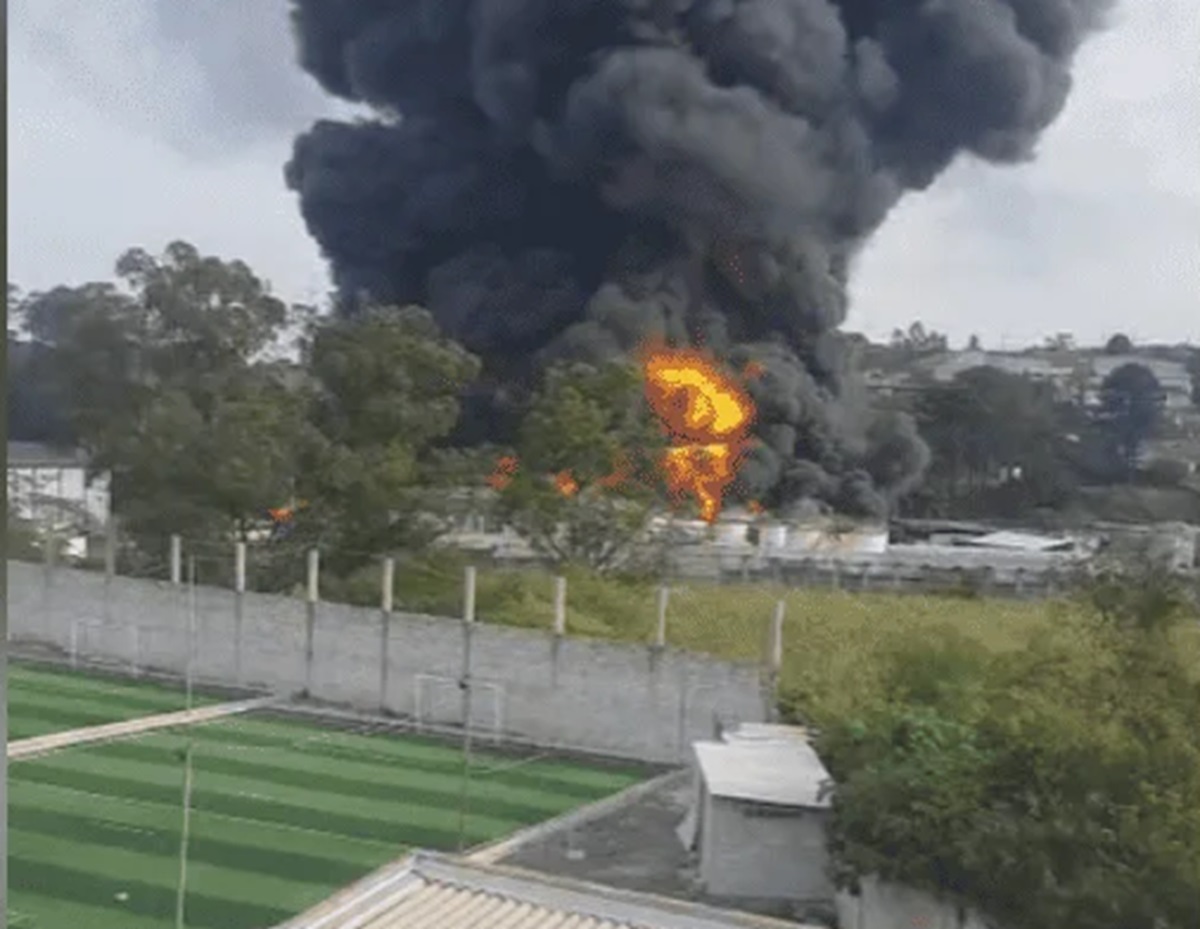 Incêndio em fábrica: incerteza sobre volta dos moradores. Imagem: Reprodução Incêndio em fábrica: incerteza sobre volta dos moradores. Imagem: Reprodução