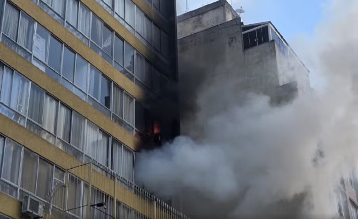 Incêndio em apartamento teria sido causado por briga de casal. Imagem: Reprodução