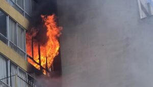Incêndio em apartamento teria sido causado por briga de casal. Imagem: Reprodução