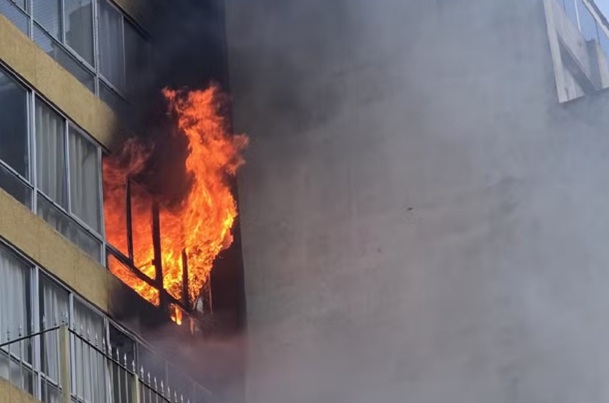 Incêndio em apartamento teria sido causado por briga de casal. Imagem: Reprodução