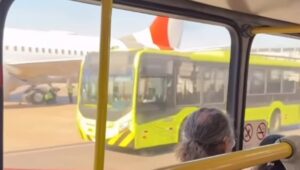 Aeroporto de Guarulhos registra acidente entre ônibus e avião. Imagem: Reprodução