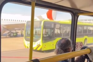 Aeroporto de Guarulhos registra acidente entre ônibus e avião. Imagem: Reprodução