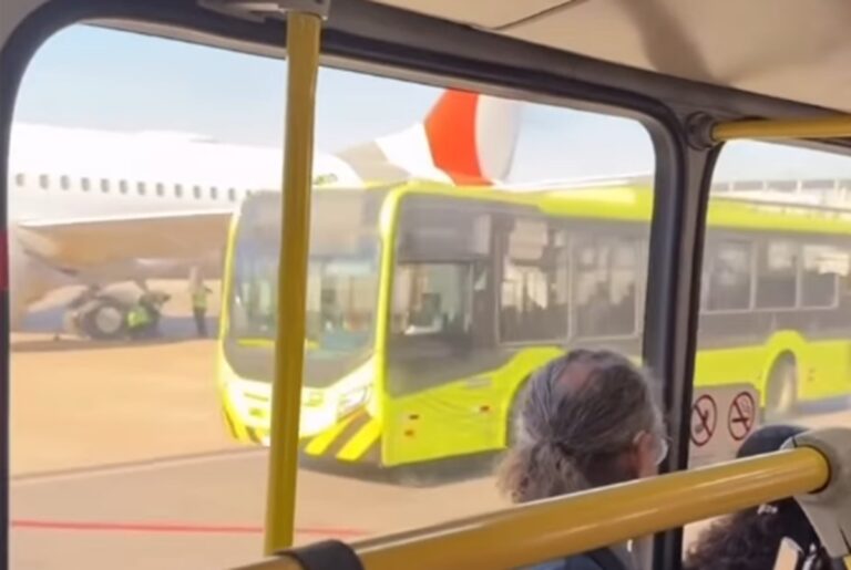Aeroporto de Guarulhos registra acidente entre ônibus e avião