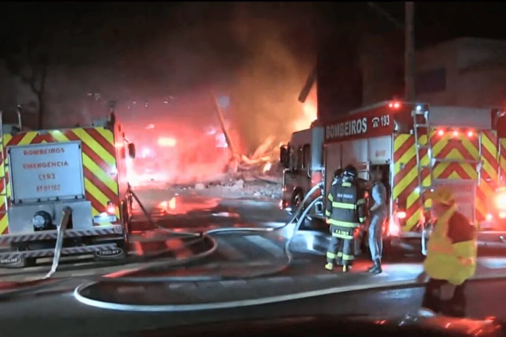 Incêndio no centro de SP tem 13 viaturas em ação. Imagem: Reprodução TV Bandeirantes