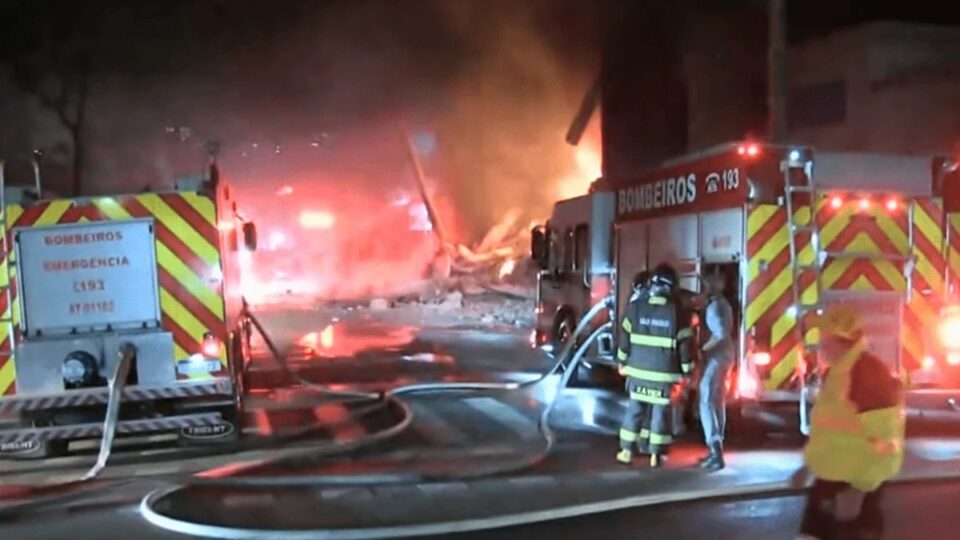 Incêndio no centro de SP tem 13 viaturas em ação. Imagem: Reprodução TV Bandeirantes