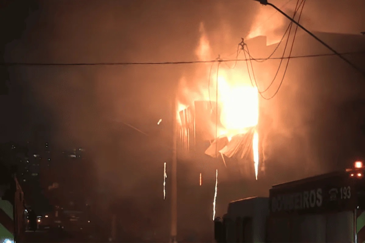 Incêndio no centro de SP tem 13 viaturas em ação. Imagem: Reprodução TV Bandeirantes