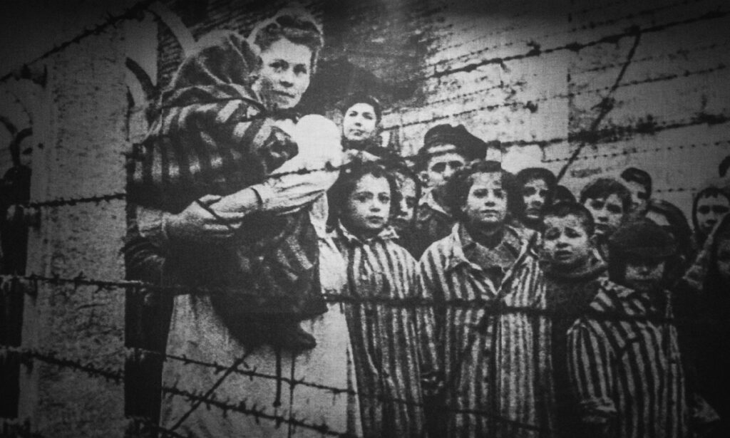 Educadora é afastada ao elogiar livros de Hitler e Mussolini. Imagem: Pixabay