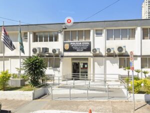Mulher é presa após jogar ácido no rosto do ex e atingir filho. Imagem: Google Map