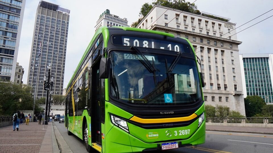 Crédito: SP anuncia R$ 3,6 bi para ônibus elétricos e saúde. Imagem: Prefeitura de SP