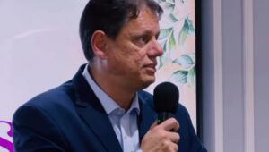 Tarcísio tem 50% e Haddad, 33,8%, diz Paraná Pesquisas. Imagem: Reprodução.