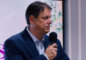 Tarcísio tem 50% e Haddad, 33,8%, diz Paraná Pesquisas. Imagem: Reprodução.