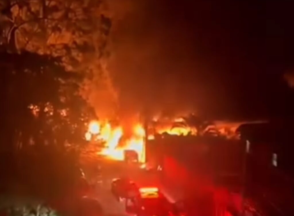 Vila Andrade vive noite de terror e incêndio atinge 15 carros. Imagem: Reprodução