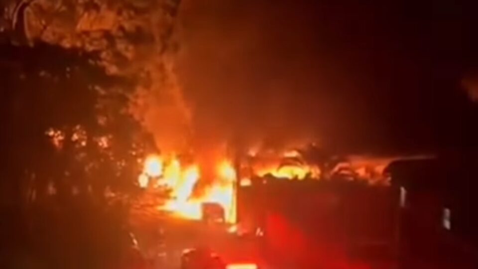 Vila Andrade vive noite de terror e incêndio atinge 15 carros. Imagem: Reprodução