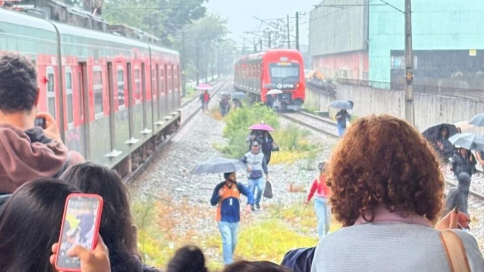 Linha retomada pela CPTM volta a dar problema em SP. Imagem: Reprodução Redes sociais
