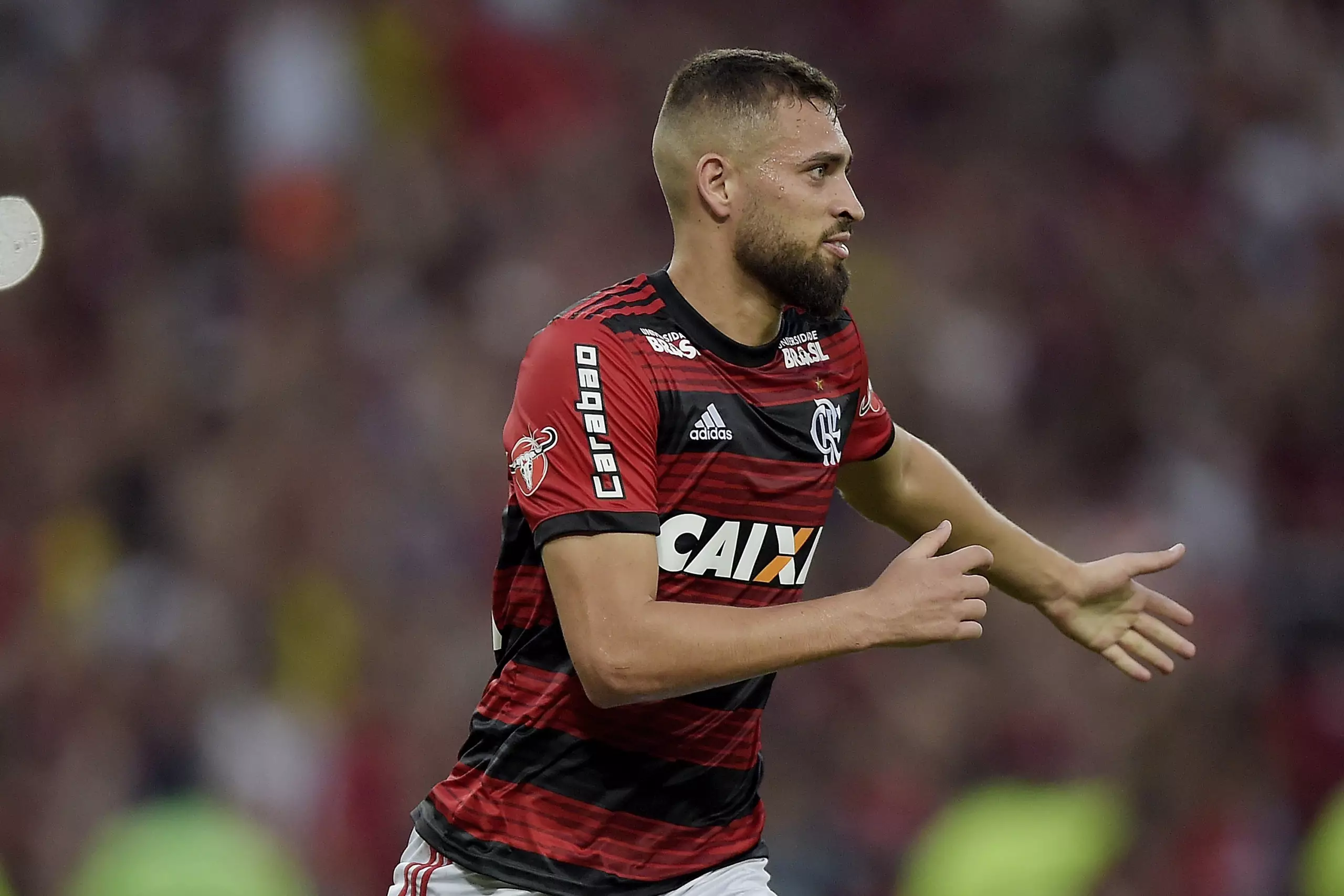 Ex-Flamengo, zagueiro é emprestado pelo Milan e busca destaque na Turquia