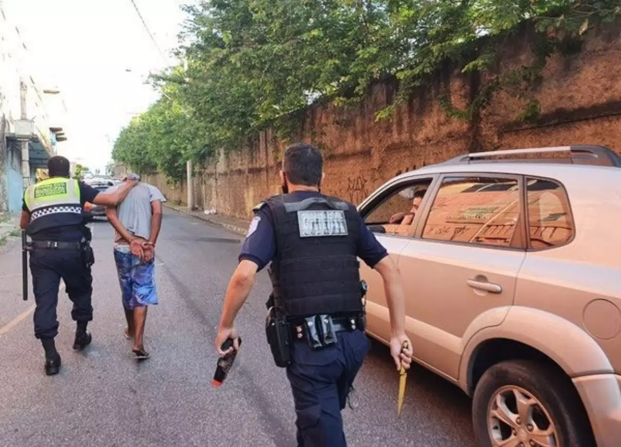 Um suspeito de assalto tentou ferir Guarda Municipal em Belo Horizonte na tarde de ontem (25/01). O ato criminoso aconteceu quando os agentes o abordaram, após uma busca pelas imediações. O homem, que tem 33 anos, ao ser parado pelos oficiais da lei, os ameaçou em plena luz do dia. Dessa forma, o bairro Floresta foi palco de uma ocorrência inusitada. O suspeito de assalto tentou ferir um Guarda Municipal com uma faca, mas não obteve sucesso. Suspeito de assalto tentou ferir um Guarda Municipal com faca As ameaças começaram quando o suspeito foi abordado para ser revistado. Segundo informações, ele tirou uma faca da cintura e tentou golpear um dos agentes. O homem só largou a arma quando teve parte do corpo atingida pela arma de choque. O B.O. (Boletim de Ocorrência) relata que ele tinha acabado de cometer um assalto. Ele rendeu e levou o smartphone de uma mulher nas proximidades da Região Leste da capital mineira. Após a vítima ter passado todas as características físicas do assaltante, os agentes partiram pelas ruas em sua busca. No instante em que ele foi identificado e cercado é que tirou a faca da sua cintura, apontando para um Guarda Municipal. O suspeito, ousado, ainda zombou dizendo para os agentes o pegarem. Por conta do risco que corriam, os agentes acabaram fazendo uso da arma de choque. A mesma não é letal, servindo somente para a imobilização de suspeitos. Assim que o homem foi atingido, soltou a faca, recebendo a voz de prisão. Recuperou-se, assim, o celular roubado da vítima. Segundo os guardas, o criminoso já tinha algumas passagens por assaltos, ameaças, bem como furtos. O suspeito de assalto tentou ferir um Guarda Municipal na cidade de Belo Horizonte, mas acabou sendo preso. Ele aguarda o processo em reclusão. Suspeito de assalto tentou ferir um Guarda Municipal em Belo Horizonte e foi preso
