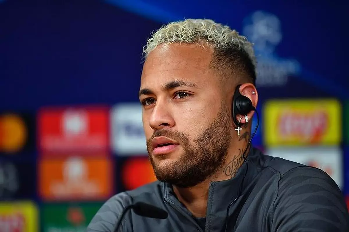 Neymar vive um momento conturbado porque só fica no videogame, afirma jornalista.