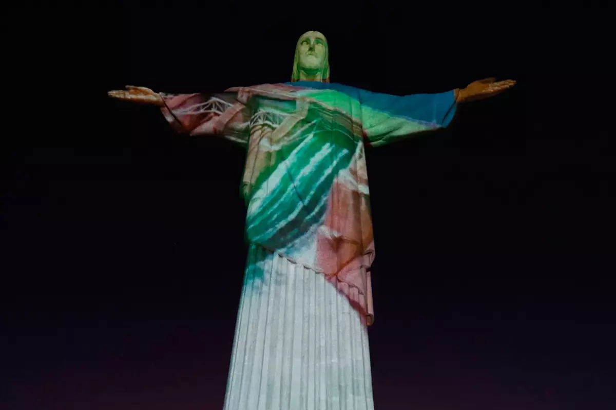 Cristo recebe iluminação em comemoração de 10 anos como patrimônio cultural