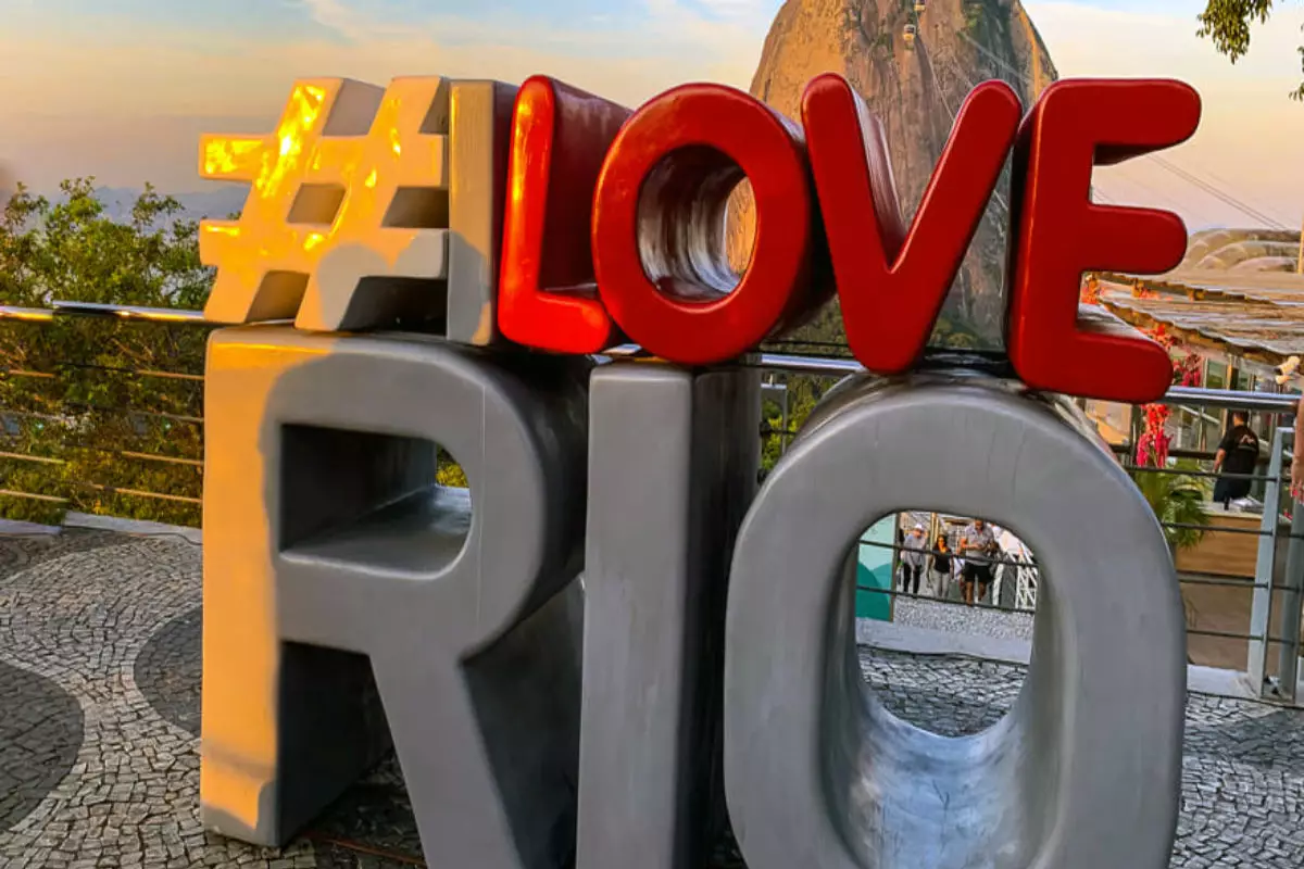 Letreiros vira atração para comunidade do Rio
