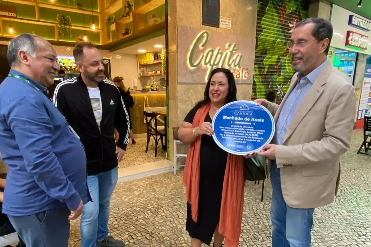 Prefeitura e ABL inauguram placas para homenagear Machado de Assis e Austregésilo de Athayde