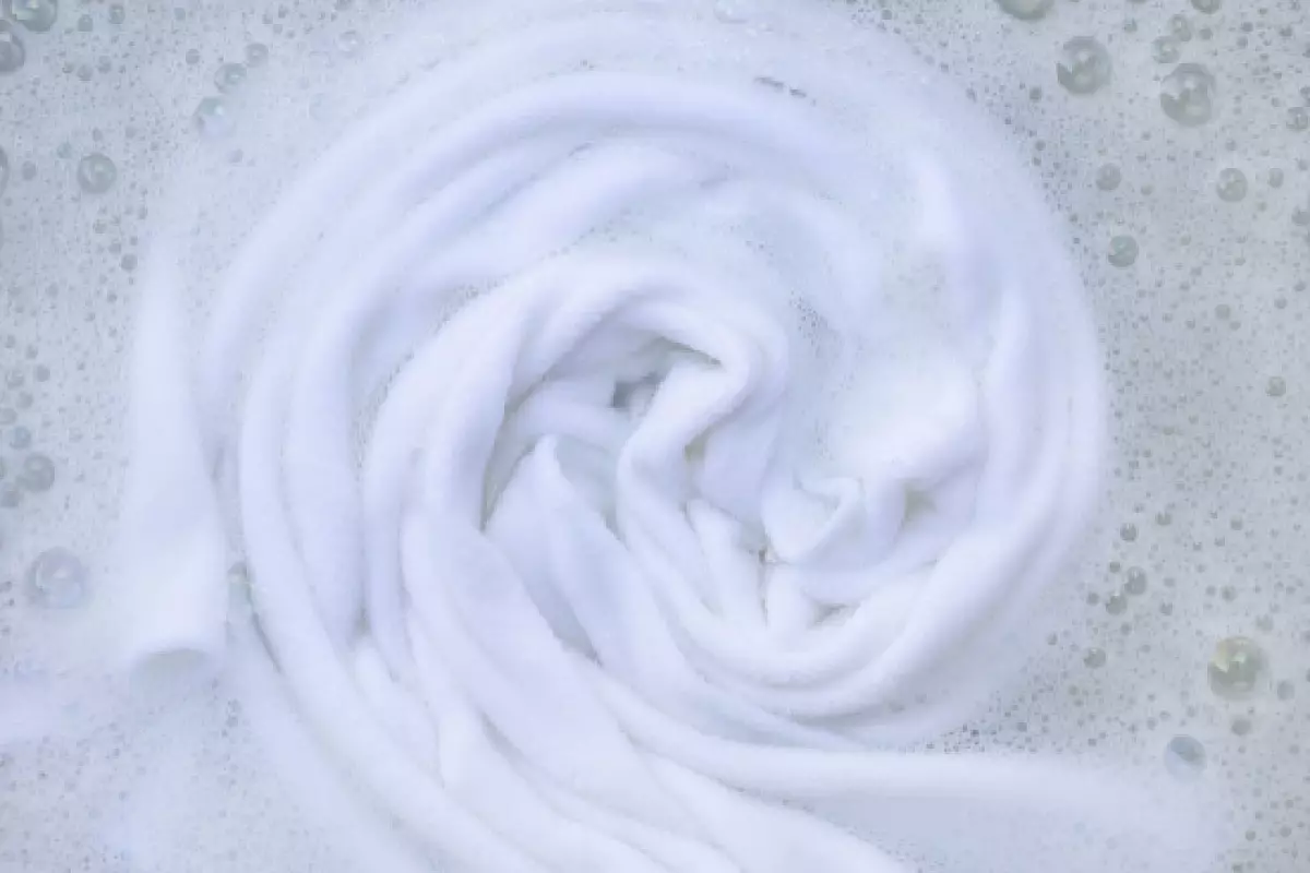 Como tirar mancha de roupa branca: dicas eficientes sem necessidade de esfregar (Foto: Canva Pro)