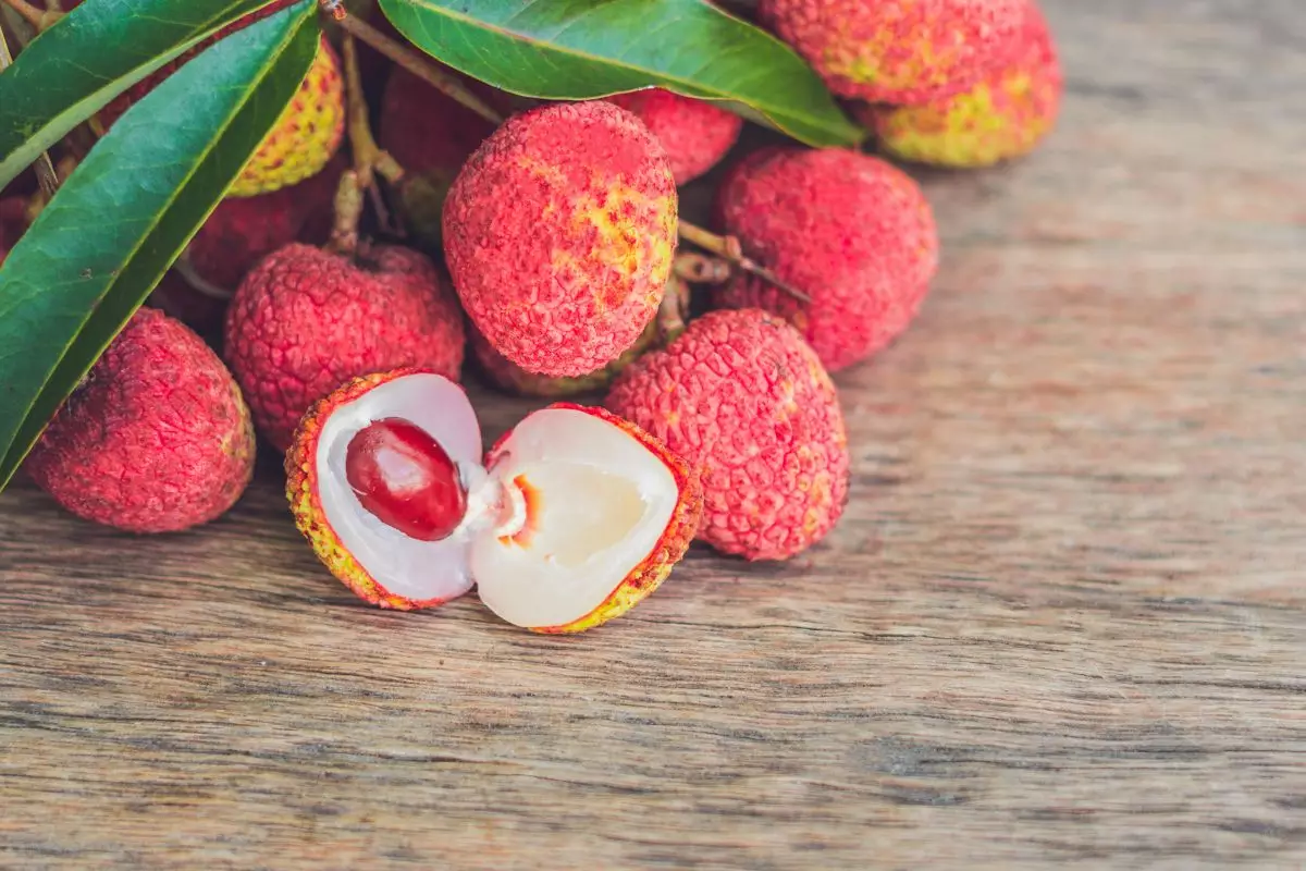 Benefícios da lichia: confira 4 motivos para incluir essa fruta na sua alimentação! - Fonte: Canva