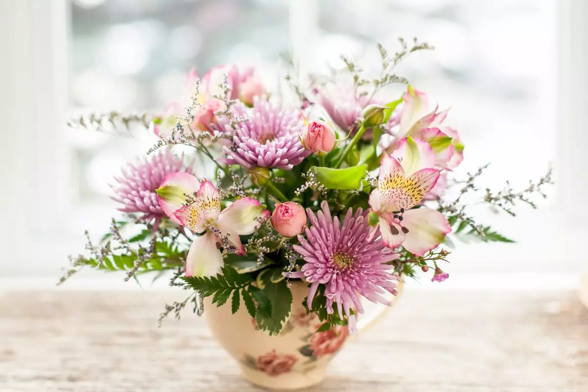 Arranjo de flores naturais: aprenda a montar esse item belíssimo para decorar sua casa! - Fonte: Canva